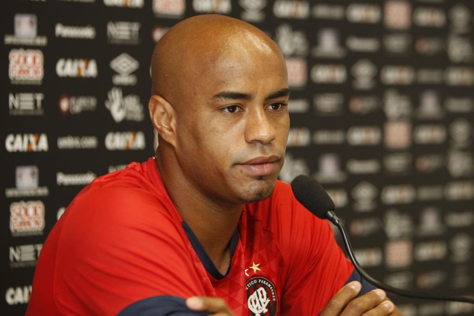 Fluminense entra na briga e quer tirar Thiago Heleno do Atlético Thiago Heleno foi o principal destaque do Atlético no Brasileirão. | Aniele Nascimento/Gazeta do Povo