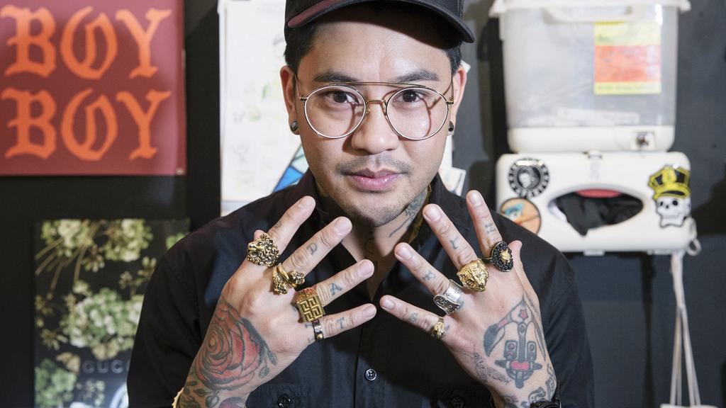 Valena se descreve como “um filipino pequeno e baixinho”: tem os braços e pernas cheios de tatuagens. As mãos, além de cheias de símbolos e desenhos, também têm o peso de vários anéis de ouro grandes de Gucci e Versace | Ben Sklar/NYT