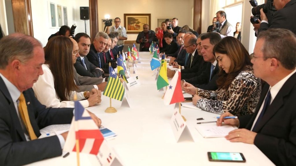 Governadores e representantes dos estados em reunião com o Governo Federal em outubro | Luiz Chaves/Palácio Piratini