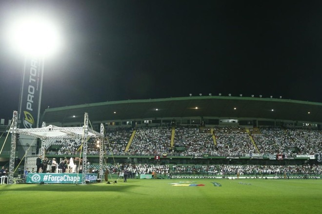 Palco foi montado no gramado do Couto Pereira. | Hugo Harada/Gazeta do Povo