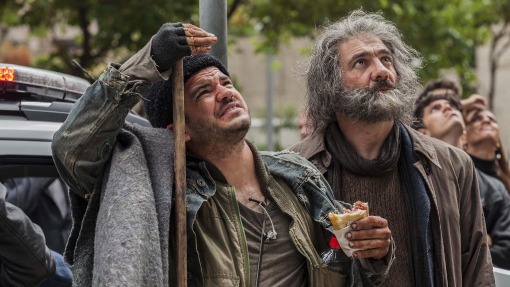 César Trancoso (à direita) interpreta o personagem Mestre, que conquista seguidores graças aos discursos motivacionais. | Divulgação/