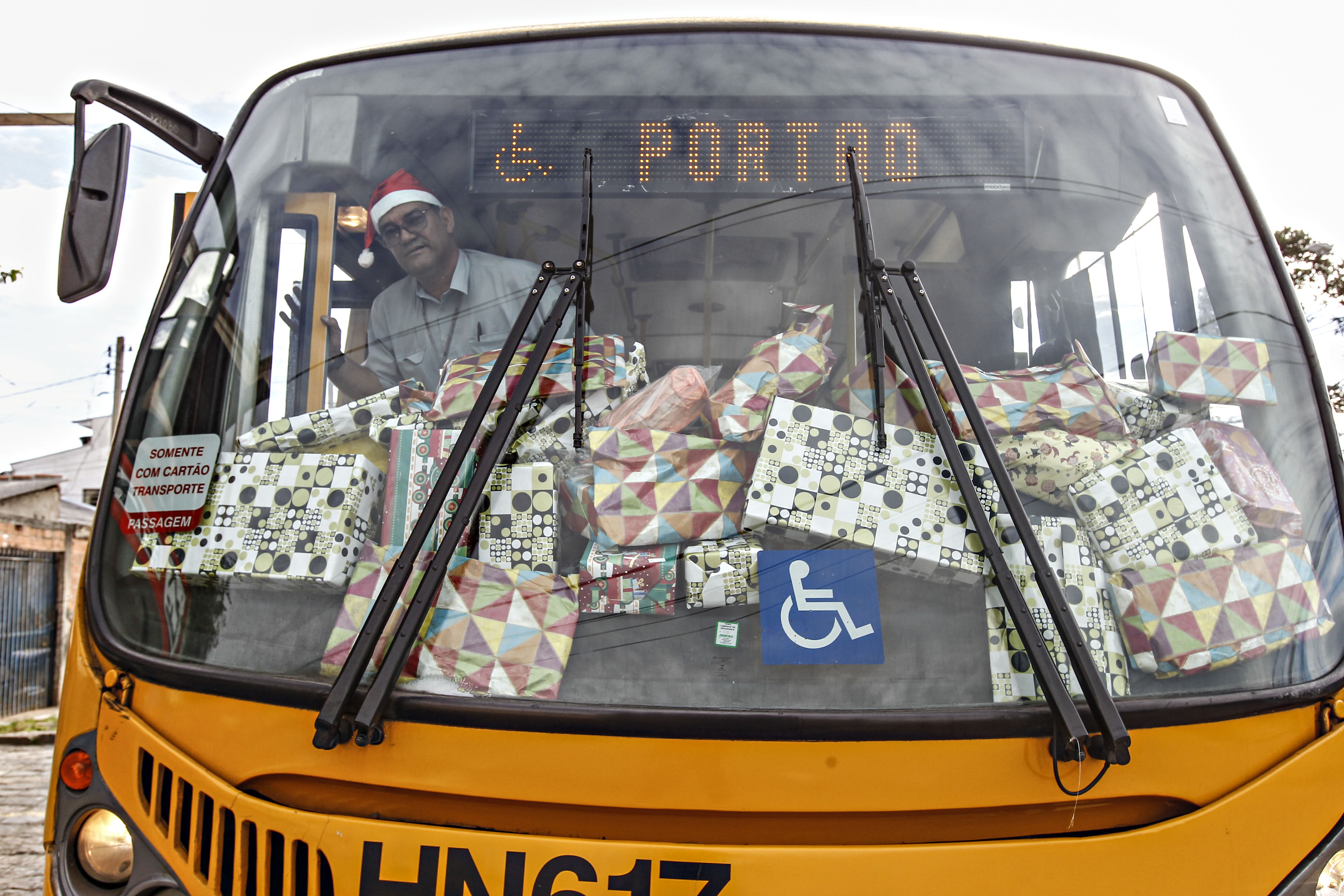 Presentes doados pelos passageiros da linha Portão no amigo secreto organizado pelo motorista Joel Pereira dos Santos. | Jonathan Campos/Gazeta do Povo