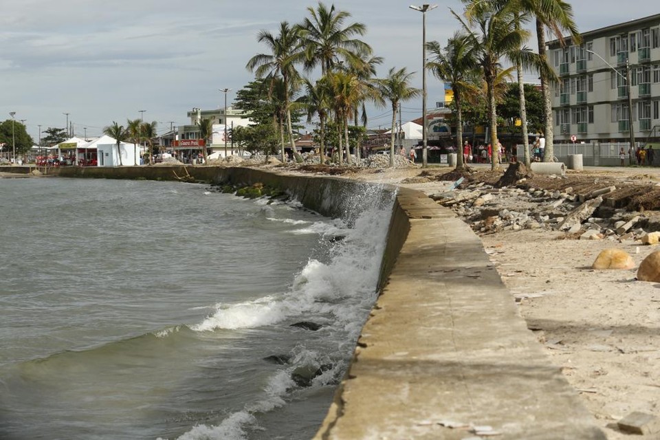 Calçada destruída no trecho em que o mar não recuou mais  após a ressaca de outubro na Praia do Morro do Cristo, em Guaratuba. | Rodrigo Félix Leal/Gazeta do Povo