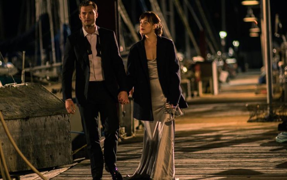 Jamie Dornan e Dakota Johnson em momento ‘amorzinho’ da sequência. | Divulgação/