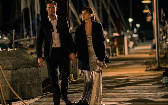 Jamie Dornan e Dakota Johnson em momento ‘amorzinho’ da sequência. | Divulgação/