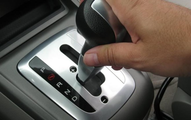 Os câmbios automáticos mais comuns possuem as posições ‘R’ (ré), ‘N’ (neutro) e ‘D’ (Drive), além do ‘P’ (parking). | Divulgação/
