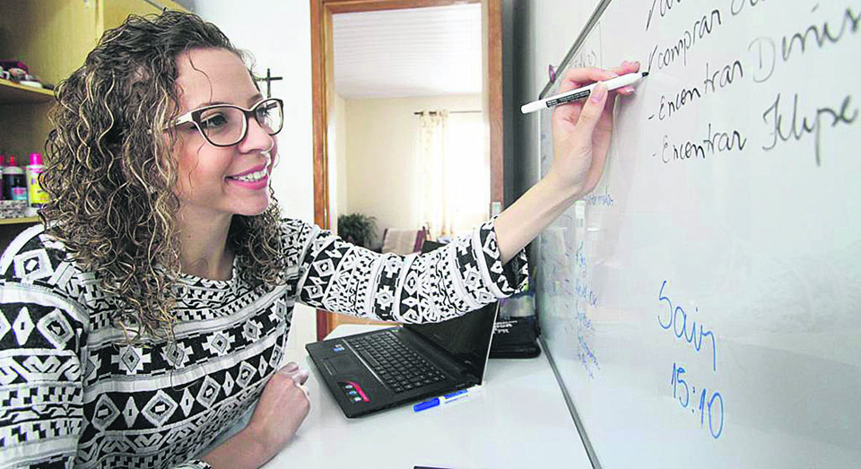 É possível passar em todas as matérias do curso de engenharia elétrica da UTFPR, trabalhar e ter uma vida social intensa? Para Flávia Vidal, é | Rodrigo Felix Leal/Gazeta do Povo