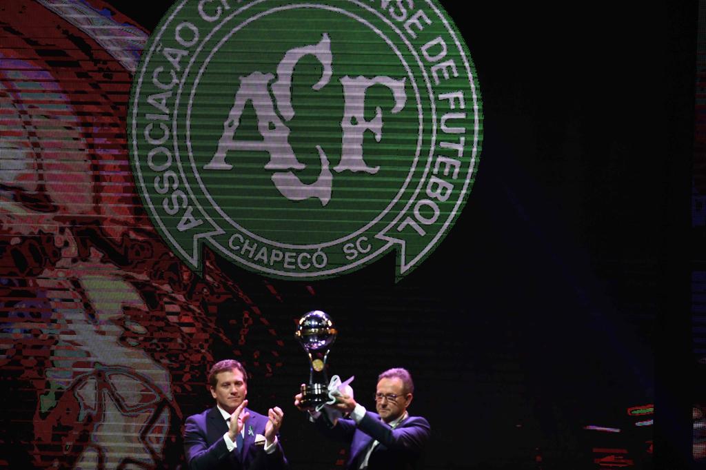 Plínio David Filho, à direita, recebe o troféu da Copa Sul-Americana. | NORBERTO DUARTE/AFP