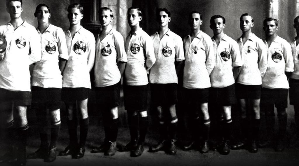 O time do Coritiba campeão de 1916: uniforme de jogo e sapatos de couro.