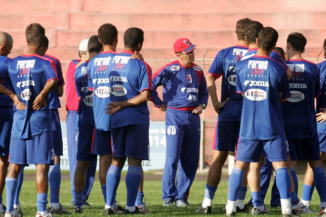 Caio Jr comanda o Paraná em 2006. | ROGERIO MACHADO/Gazeta do Povo