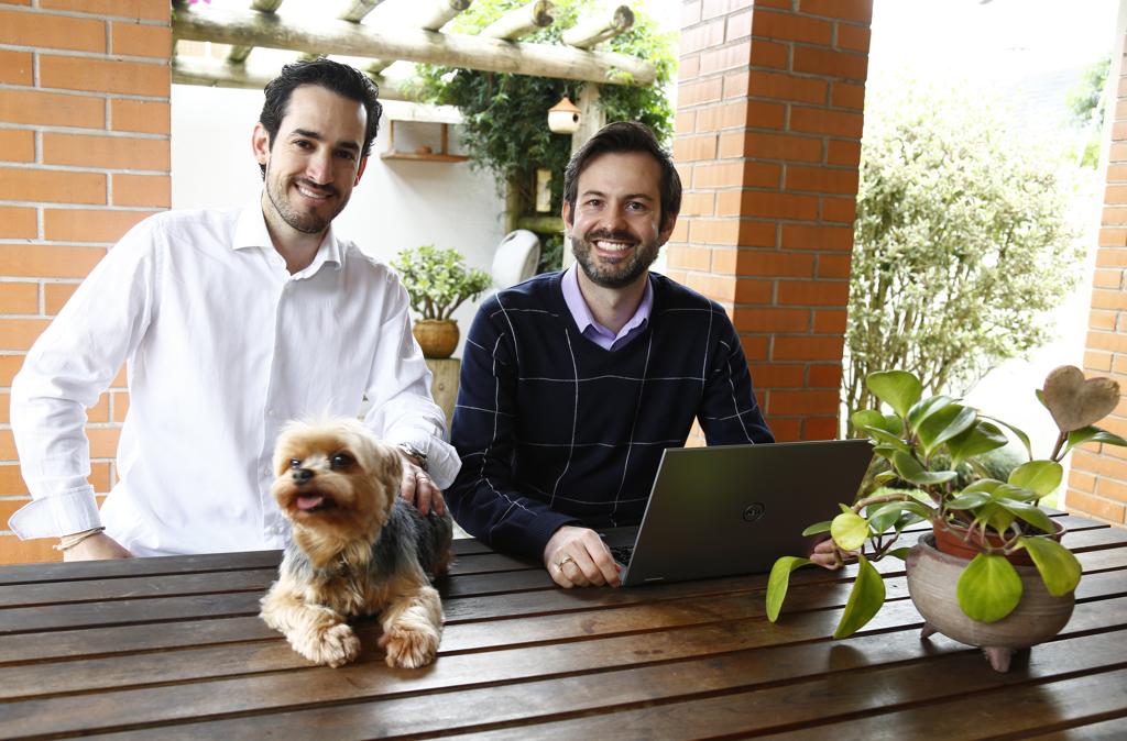 Alexandre Roa (à esq.) e Carlos Eduardo Galarda, da empresa Host4Pet | Aniele Nascimento/Gazeta do Povo