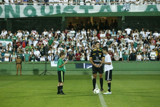 Meninos dentro do campo antes do apito simbólico do início do jogo que nunca ocorreu. | Hugo Harada/Gazeta do Povo