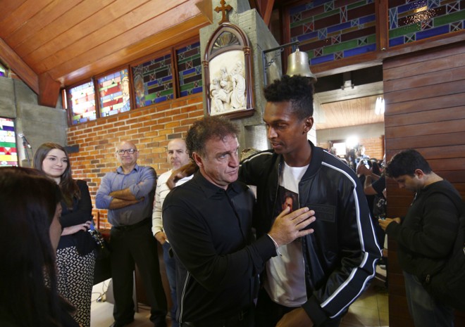 Campeão brasileiro pelo Palmeiras, técnico Cuca abraça o atacante Jô, do Corinthians, no velório de Caio Jr. | Aniele Nascimento/Gazeta do Povo