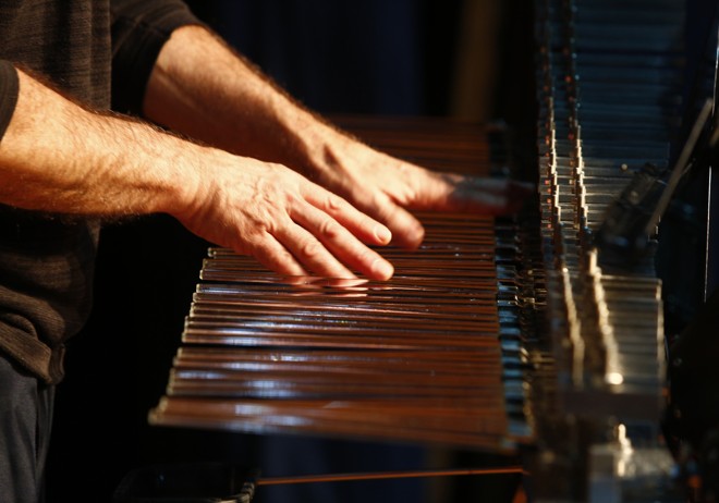 Som é produzido quando as teclas são friccionadas com as mãos úmidas | Aniele Nascimento/Gazeta do Povo