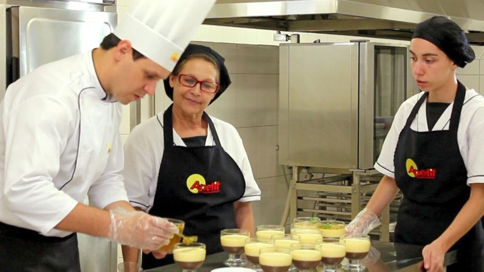 Apetit atua da terra à mesa para garantir refeição de 120 mil trabalhadores por dia Funcionários da empresa recebem capacitação através da Universidade Corporativa Apetit (Uniap). | Divulgação/Apetit