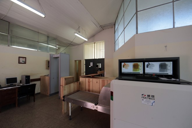 Detectores de metais e aparelhos de raio-X na entrada da unidade | Albari Rosa/Gazeta do Povo