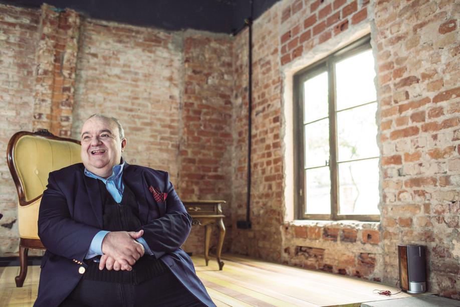 O prefeito Rafael Greca posa na sala de teatro que leva seu nome, na rua São Francisco. | Brunno Covello/Gazeta do Povo