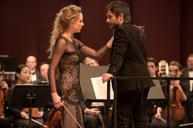 Bastidores de uma orquestra rendem a história de “Mozart in the Jungle”, com Gael García Bernal | David Lee