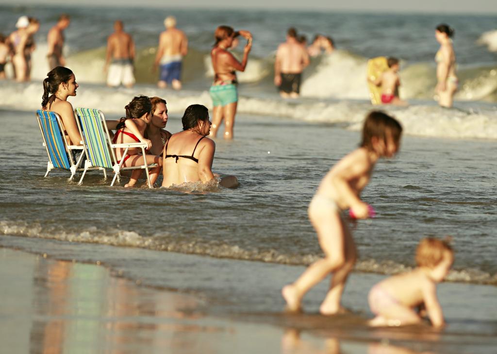 Em Pontal do Paraná, índice de atendimento com rede coletora de esgoto é de 26,98%. Despejo correto de esgoto doméstico ajudar a garantir a balneabilidade das praias | Josué Teixeira/Gazeta do Povo