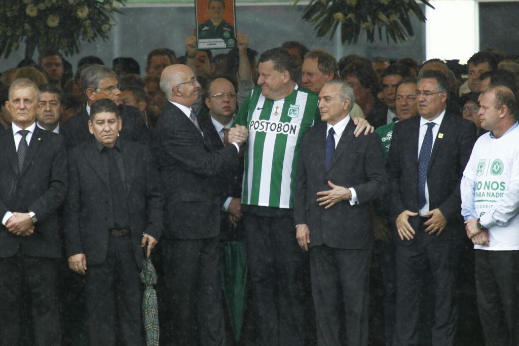 Michel Temer à direita do prefeito de Chapecó, Luciano Buligon (com a camisa do Atlético Nacional). | Jonathan Campos/Gazeta do Povo