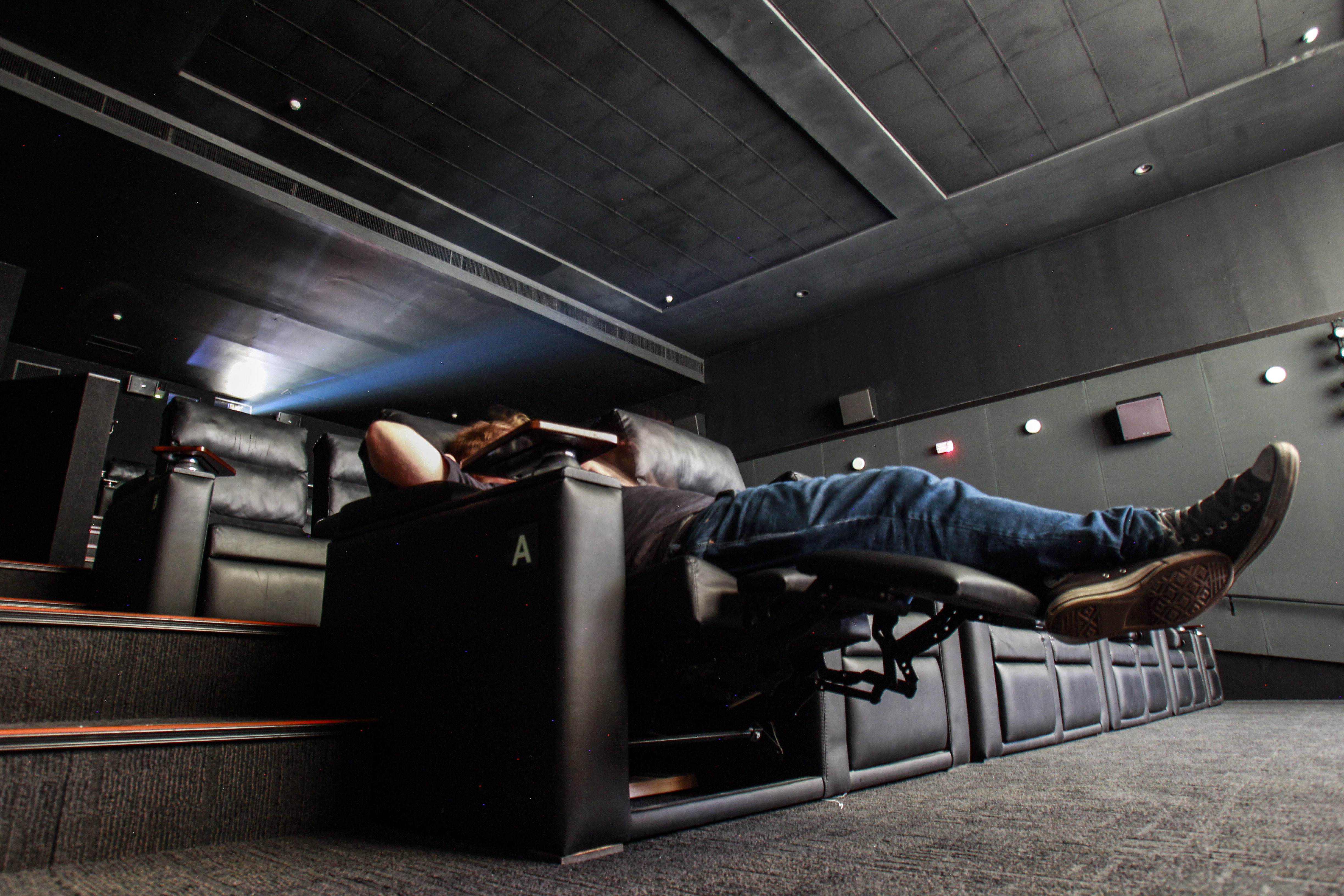 Sozinho no cinema: há um deleite em particular em não precisar dividir as guloseimas com ninguém, nem ser observada enquanto come | Daniel Castellano/Gazeta do Povo