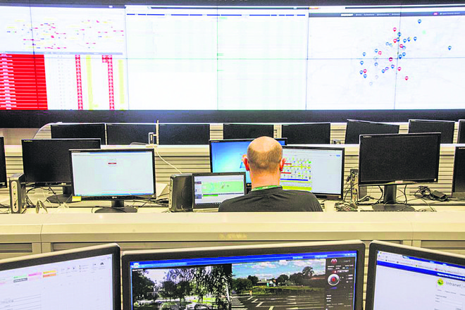 Agente Penitenciário acompanha o passo a passo dos usuários de tornozeleira eletrônica no Centro Integrado de Comando de Controle (CICC). | Hugo Harada/Gazeta do Povo