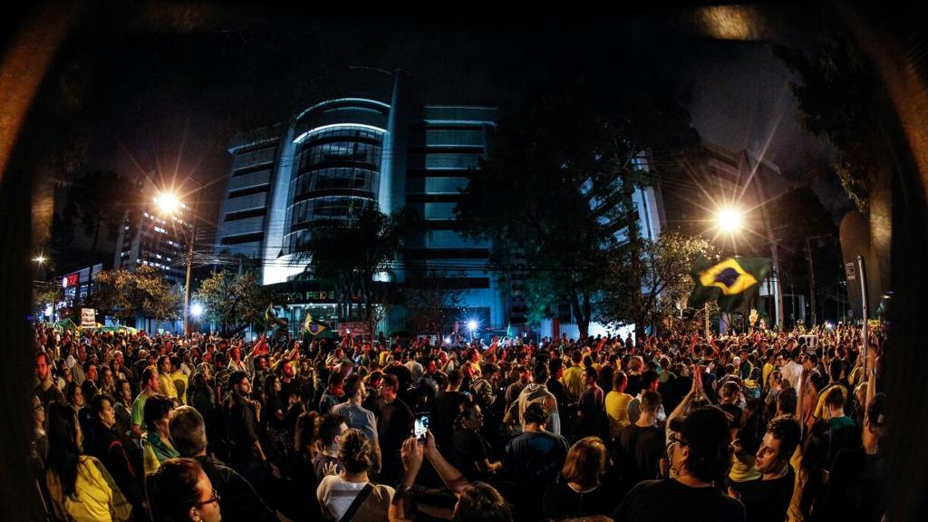 Manifestação em apoio à Lava Jato em frente à Justiça Federal: impunidade incentiva atos corruptos. | Daniel Castellano/Gazeta do Povo