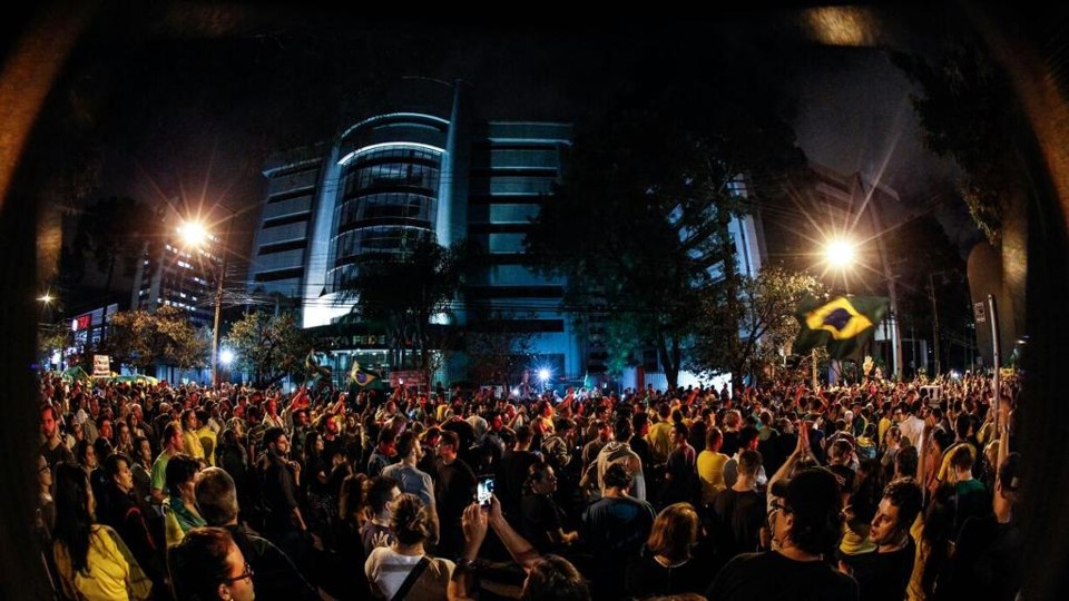 Manifestação em apoio à Lava Jato em frente à Justiça Federal: impunidade incentiva atos corruptos. | Daniel Castellano/Gazeta do Povo