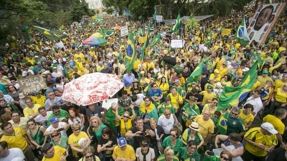 De acordo com organizadores, 50 mil pessoas protestaram em Curitiba. Polícia Militar estimou 8 mil. | Marcelo Andrade/Gazeta do Povo