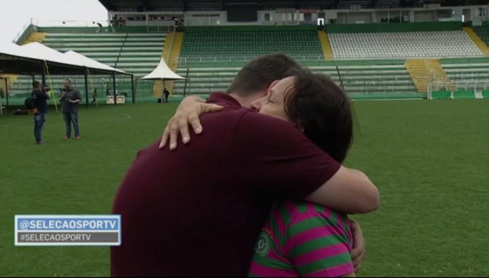 O repórter do Sortv, Guido Nunes, e Alaíde, mãe do goleiro Danilo. | Reprodução SporTV