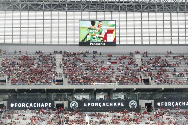 Telão na Arena mostrou imagens dos jogadores da Chapecoense. | Marcelo Andrade/Gazeta do Povo