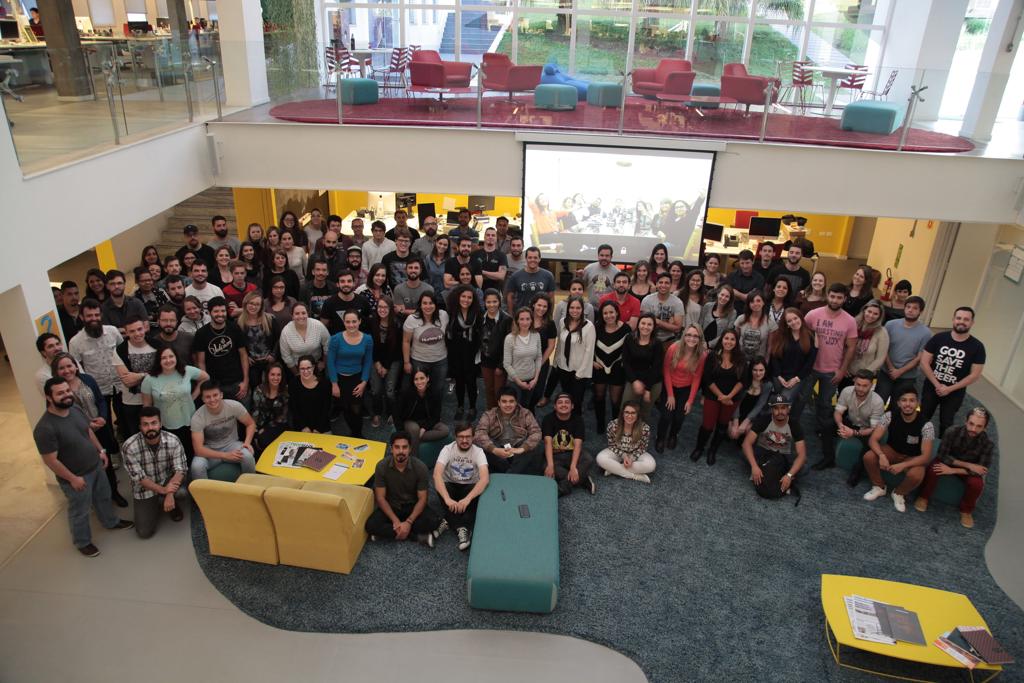 Funcionários da agência contam com aulas de inglês e espanhol, academia, mesas de jogos, videogame e cancha de futebol. | Divulgação