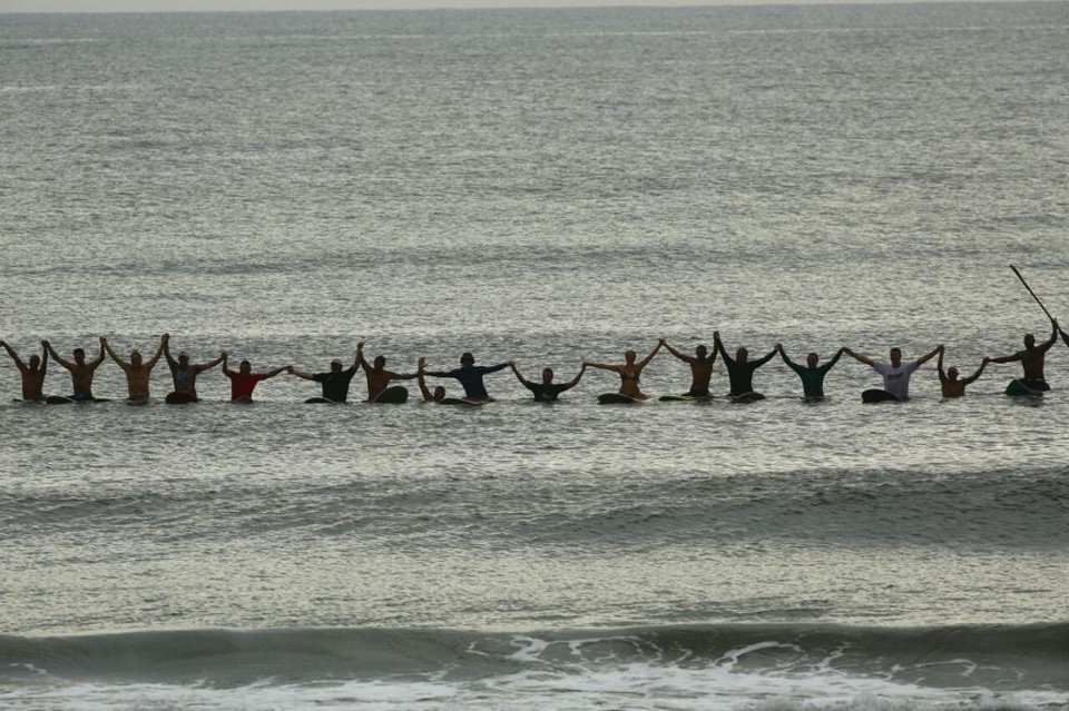 Na manhã deste sábado (31), surfistas agradeceram o ano de 2016 e desejaram boas vibrações para o novo ano, com direito até a roda havaiana em Matinhos. | Lineu Filho/Gazeta do Povo
