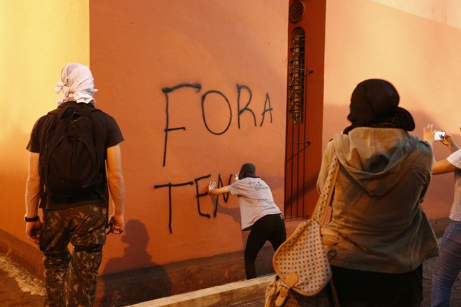 Manifestantes picham palavras de ordem pelo centro de Curitiba | Hugo Harada/Gazeta do Povo