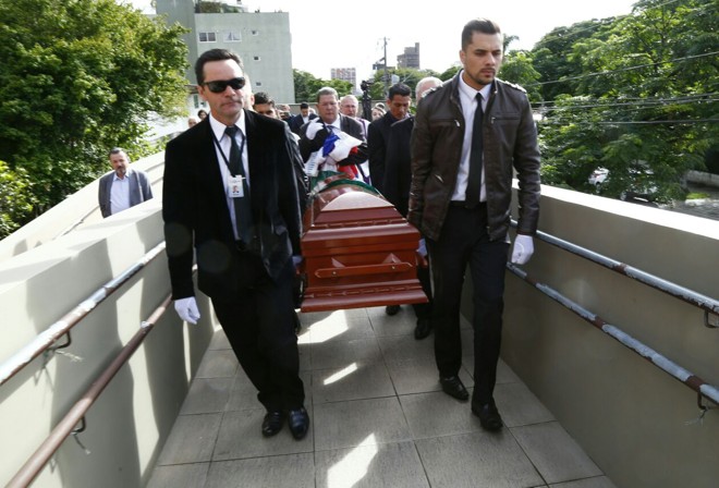 Caixão com o corpo de Caio Júnior chega à Igreja dos Passarinhos, em Curitiba, para missa de corpo presente. | Aniele Nascimento/Gazeta do Povo