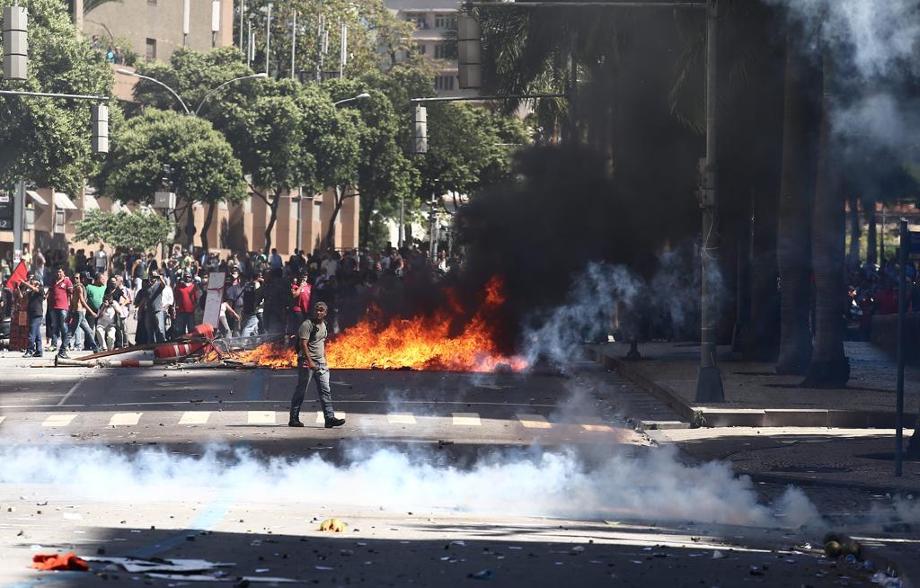Manifestantes fizeram uma barricada de fogo e policiais contra-atacaram com bombas de gás | WILTON JUNIOR/ESTADÃO CONTEÚDO
