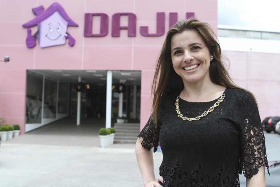 Juliane Karsten Lorenz, gerente de Marketing da Daju: “a gente entende que a única forma de se manter no mercado é crescer, por isso continuamos investindo”. | Rodrigo Felix Leal/Gazeta do Povo