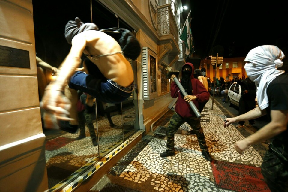 Protesto contra a PEC do teto tem depredação em Curitiba | /