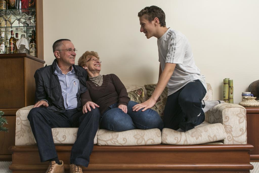 O casal Gislaine Heurich Bianchi e José Francisco Bianchi sempre conversa com o filho Giovanni Bianchi para orientar da melhor maneira | Marcelo Andrade/Gazeta do Povo