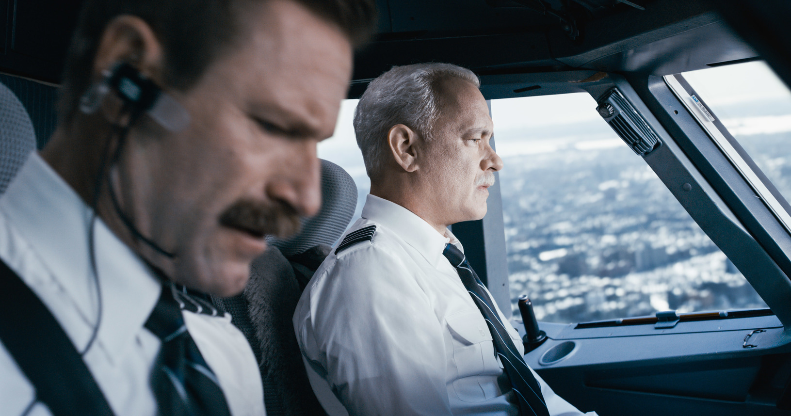 Tom Hanks vive Chester Sullenberger, piloto que pousou no rio Hudson em 2009 | Warner Bros. Entertainment Inc./Divulgação
