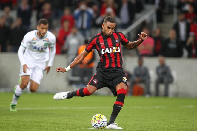 Hernani foi o vice-artilheiro do Atlético no Brasileirão, com seis gols. | Daniel Castellano/Gazeta do Povo