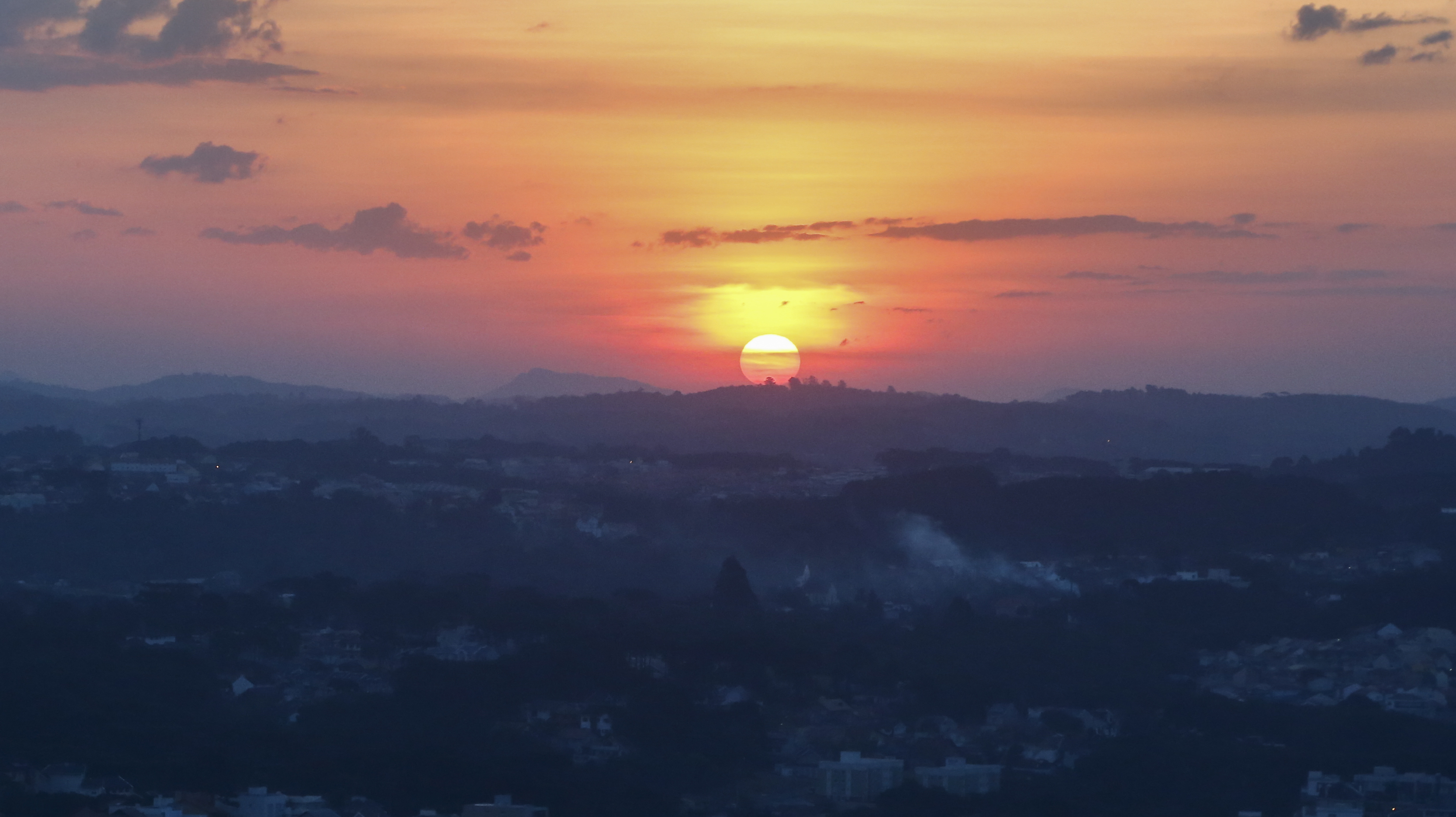 A véspera de Natal neste sábado (24) intercalará períodos de sol, com chuvas a qualquer hora | Daniel Castellano/Gazeta do Povo