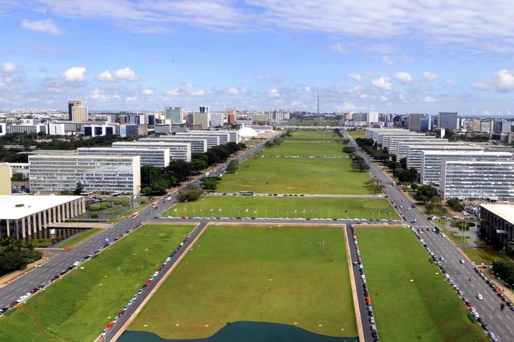 Vista da Esplanada dos Ministérios: cargos de indicação política serão extintos aos poucos, até julho. | Valter Campanato/Agência Brasil