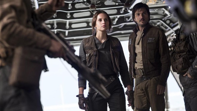 Felicity Jones e Diego Luna são rebeldes em missão contra a Estrela da Morte. | Divulgação/
