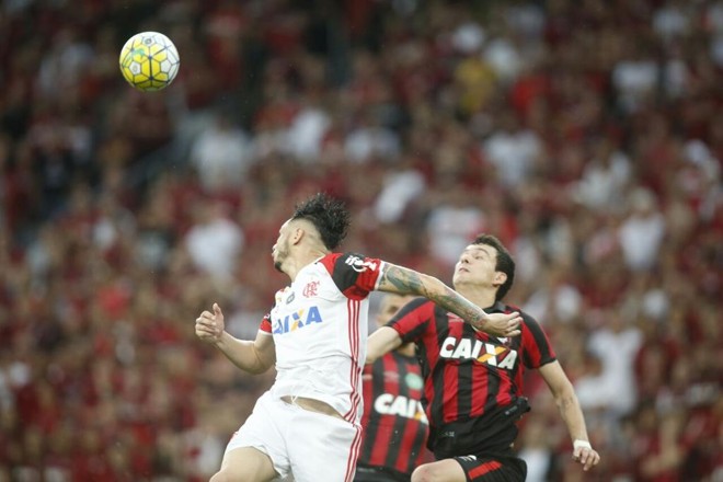 Pablo disputa bola no alto. | Marcelo Andrade/Gazeta do Povo