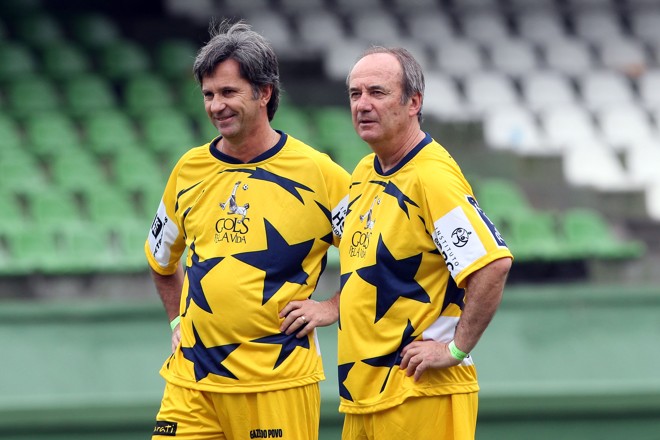 Caio Jr e o técnico Levir Culpi em partida beneficente em Curitiba. | Walter Alves/WALTER ALVES