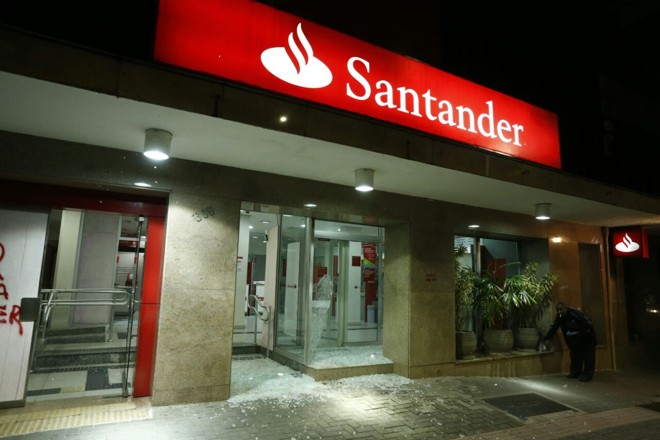 Fachada do Banco Santander na Marechal Deodoro foi quebrada por manifestantes | Hugo Harada