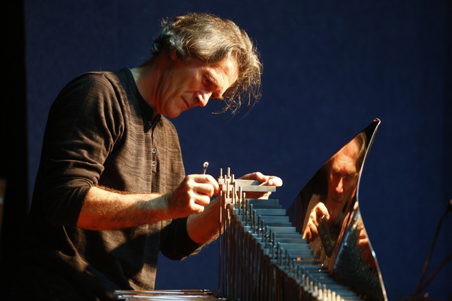 O músico francês Michel Deneuve afina o Cristal Baschet no palco do teatro da Caixa Cultural | Aniele Nascimento/Gazeta do Povo