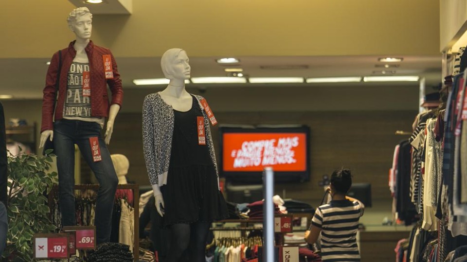 Apesar do endividamento das famílias, consumo cresceu em novembro, abrindo espaço para expectativas positivas. | Marcelo Andrade/Gazeta do Povo