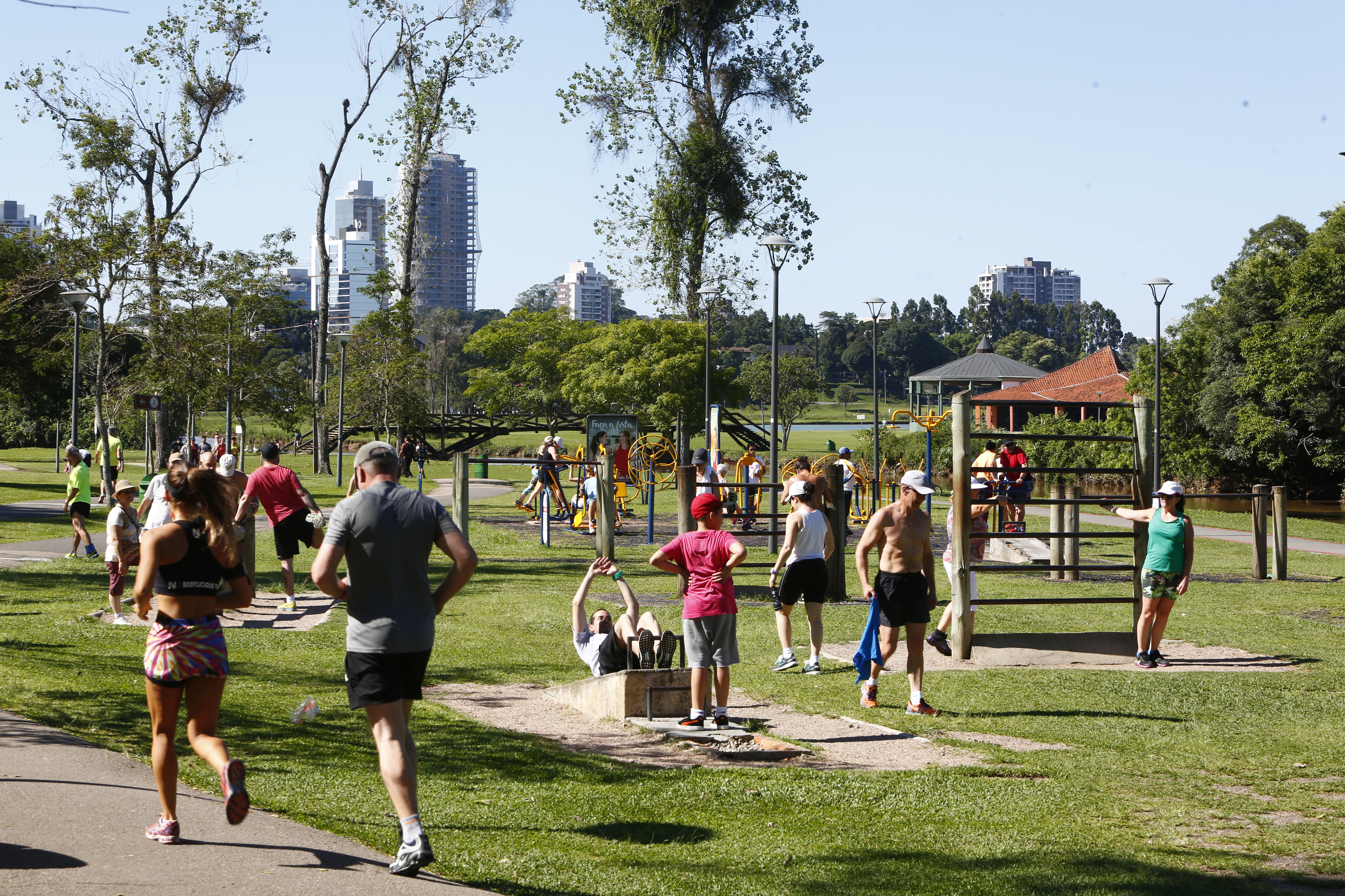 Parque Barigui estava cheio de atletas de fim de semana nesta segunda-feira (26) de sol e calor | Aniele Nascimento/Gazeta do Povo